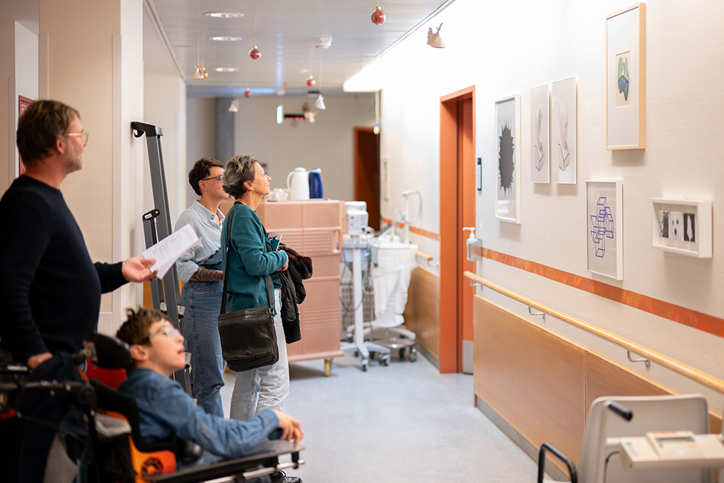 Visiteurs et patients de Sylvana contemplant les oeuvres.