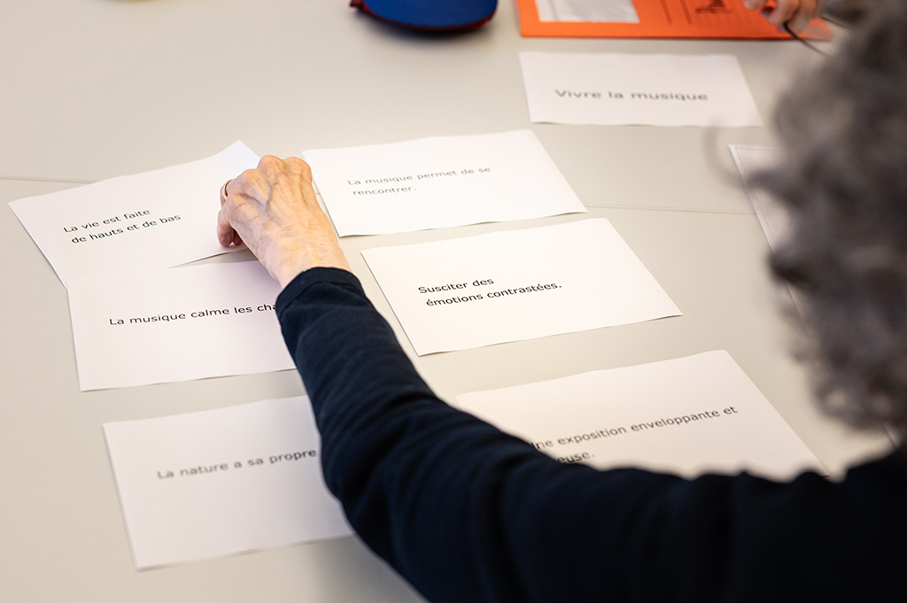 Participante choisissant des citations sur une table.