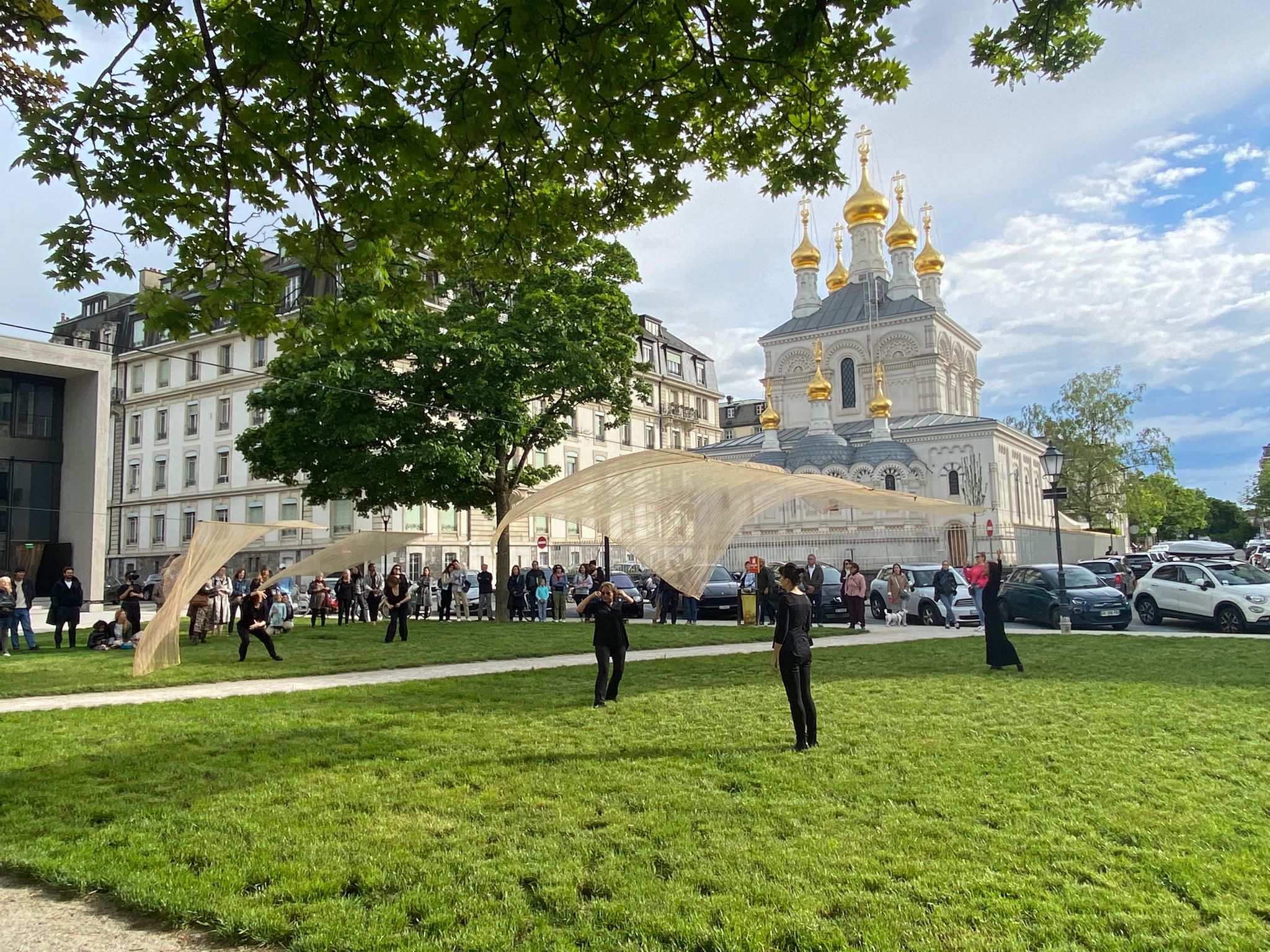 Femmes dansant avec des tissus, devant l'église Russe