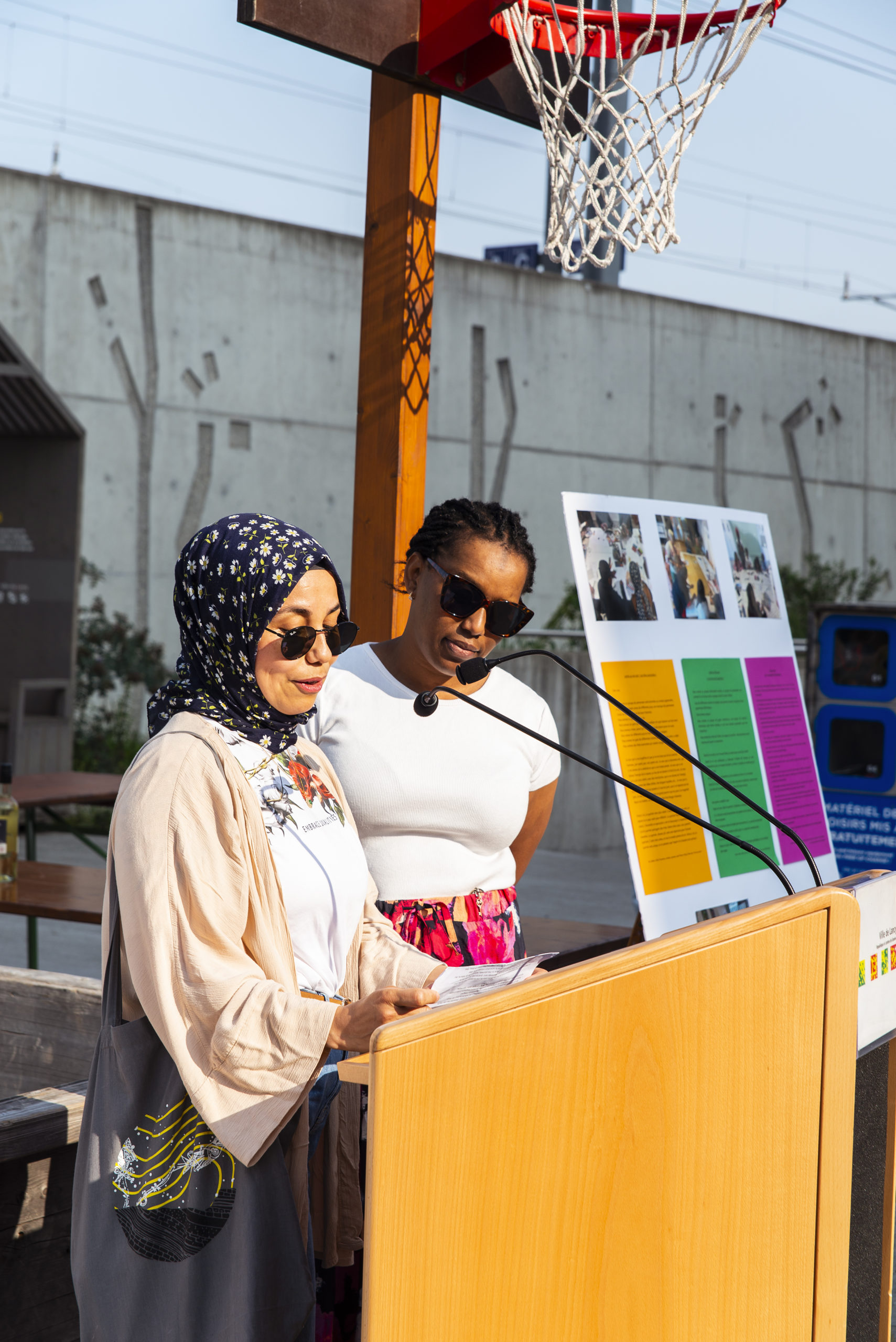 Femme parlant au vernissage de "cher mur" pour le projet Sillage Sauvage.