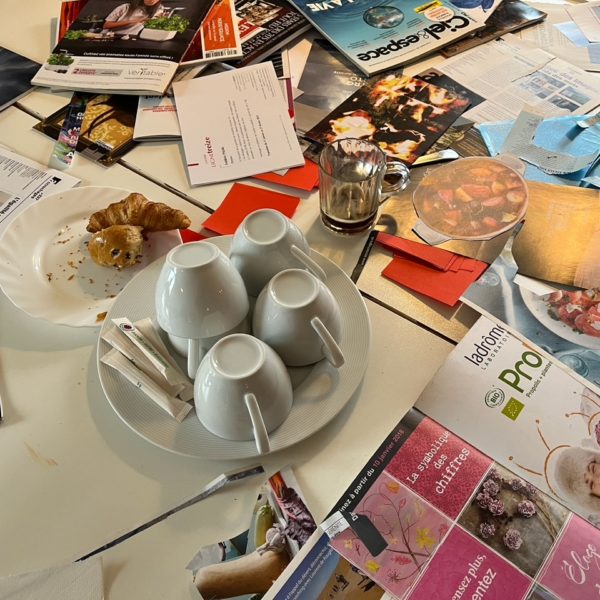 Café, croissants et photolangage au foyer Arabelle