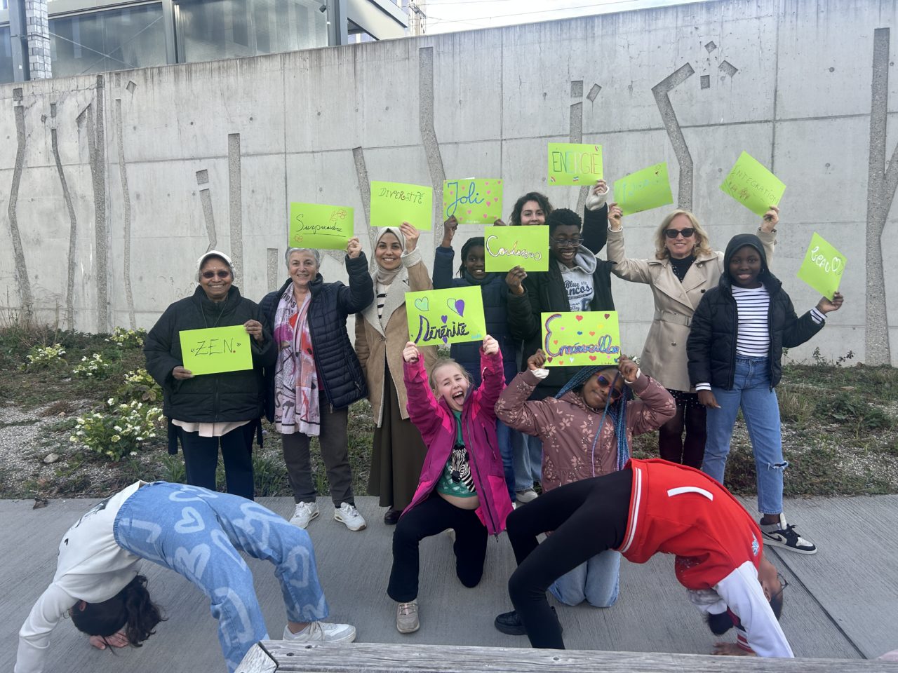 Groupe devant le mur du quartier Pont-Rouge