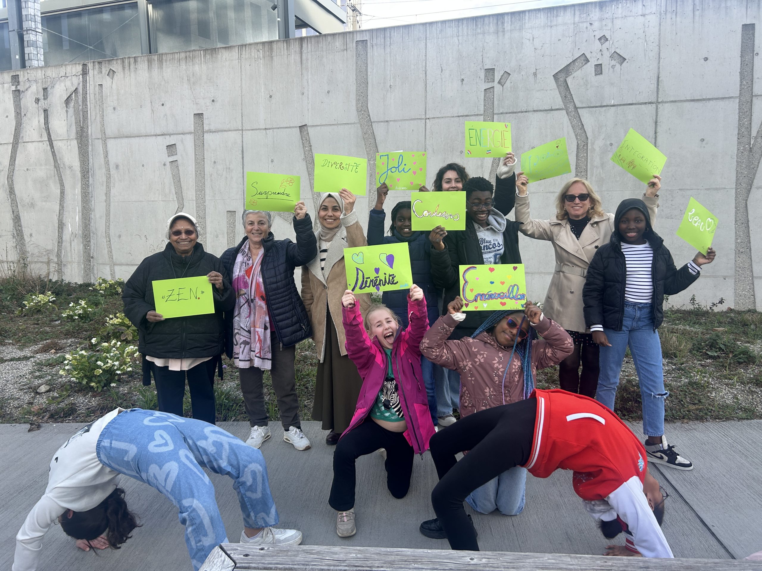 Groupe devant le mur du quartier Pont-Rouge