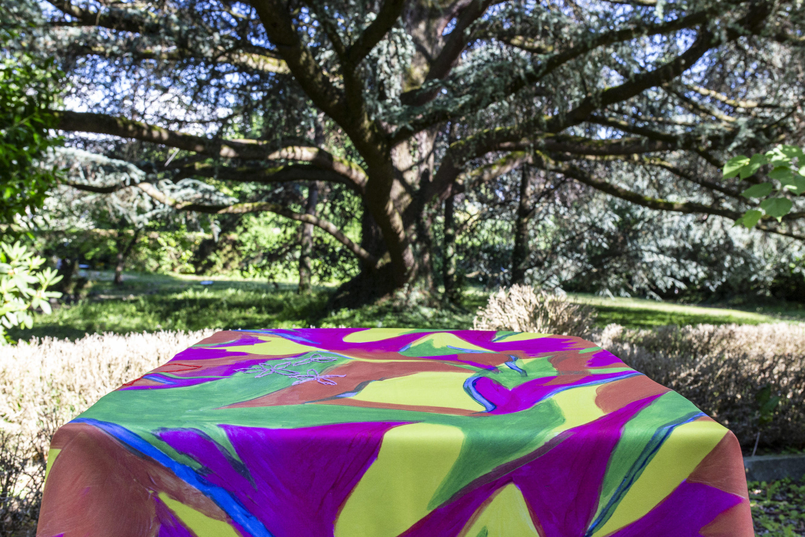 Un arbre au loin et une nappe réalisée par les femmes de Femmes à Bord