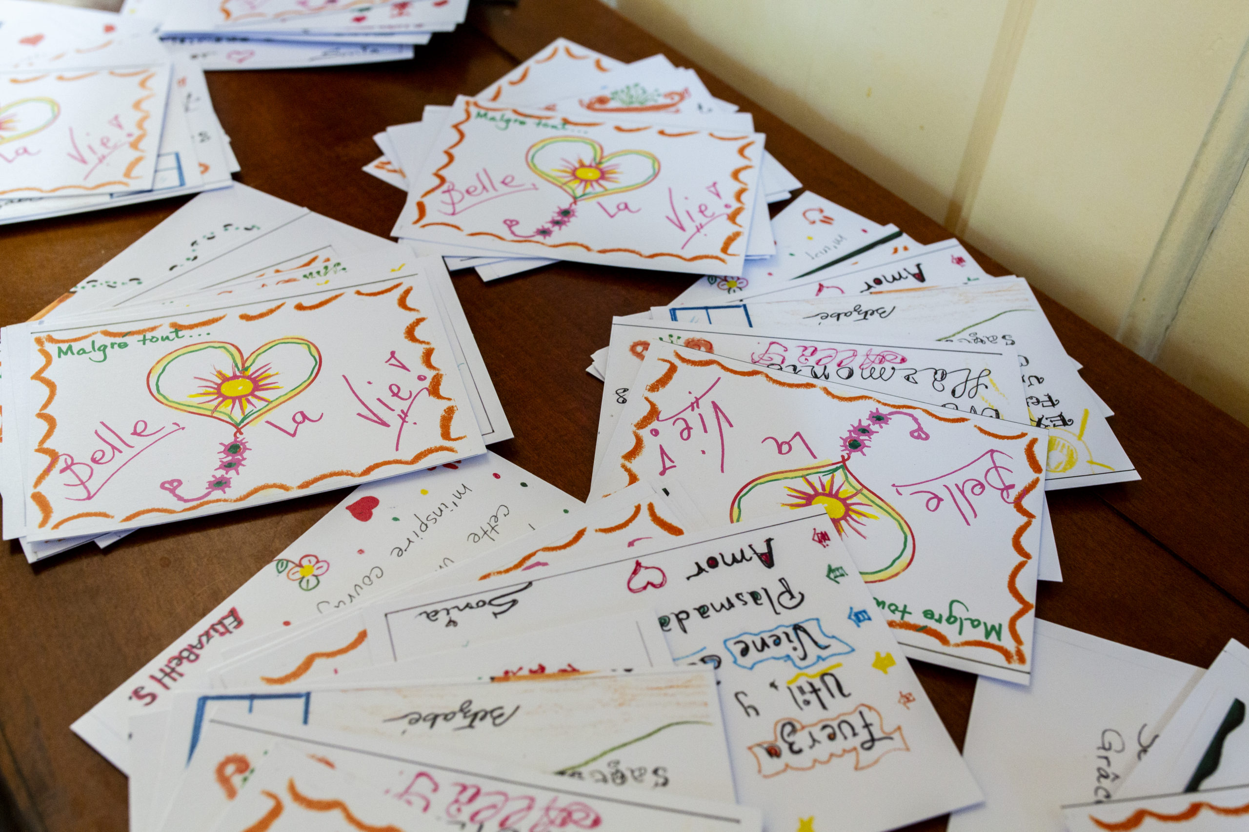 Cartons avec des dessins réalisés par les femmes de Femmes à Bord